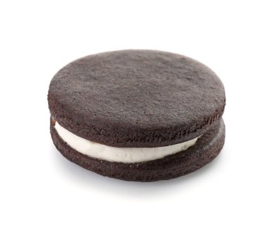 Beyaz zemin üzerine lezzetli çikolatalı kurabiye