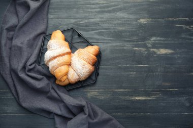 Ahşap masa üzerinde lezzetli ay çöreği