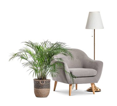 Beyaz arka planda modern koltuk, lamba ve çiçek