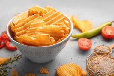 Lezzetli patates cipsi tablo ile kase