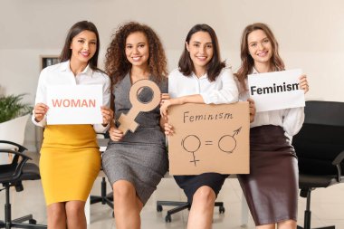 Ofisteki genç kadınlar. Feminizm kavramı