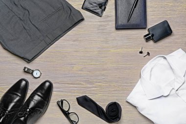 Erkek giyim ve Aksesuar ahşap arka plan üzerinde set