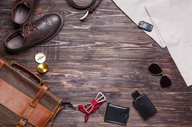 Ahşap arka plan üzerinde erkek aksesuar seti