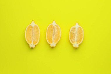 Renk arkaplanında olgun kesilmiş limonlar