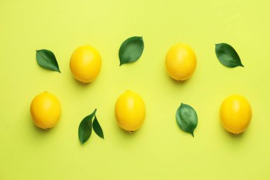 Renk arka plan üzerinde olgunlaşmış limon