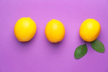 Renk arka plan üzerinde olgunlaşmış limon