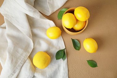 Tablo üzerinde olgunlaşmış taze limon