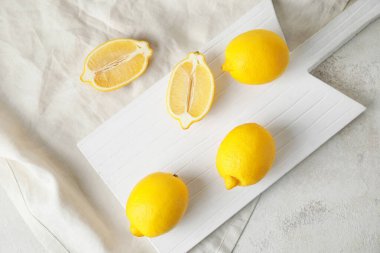 Tablo üzerinde olgunlaşmış taze limon