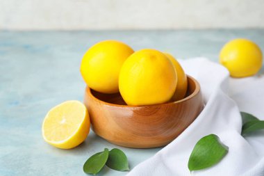 Taze olgun limonlarla dolu bir kase.