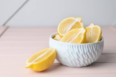 Masada taze limonlar var.