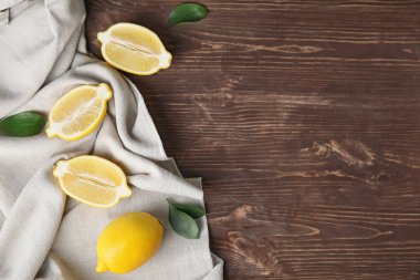 Tahta masada taze limonlar