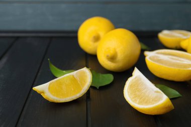 Koyu masada taze limonlar.