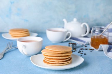 Lezzetli gözleme tabağı ve masada çay.