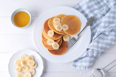 Masada lezzetli gözleme ve muz tabağı.