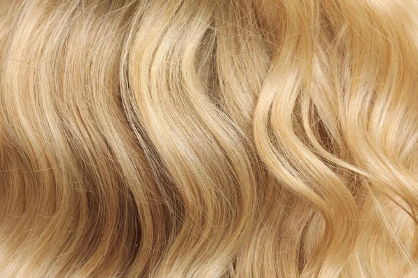 Υγιή κυματιστά γυναικεία μαλλιά, κοντινό πλάνο — Φωτογραφία Αρχείου