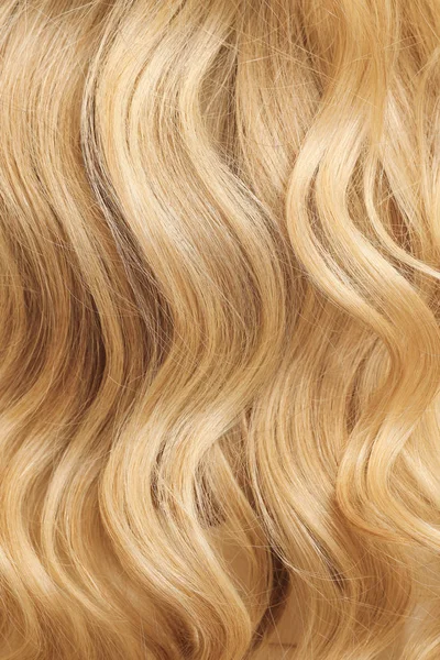 Υγιή κυματιστά γυναικεία μαλλιά, κοντινό πλάνο — Φωτογραφία Αρχείου