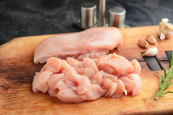 Сырое куриное мясо на деревянной доске — стоковое фото