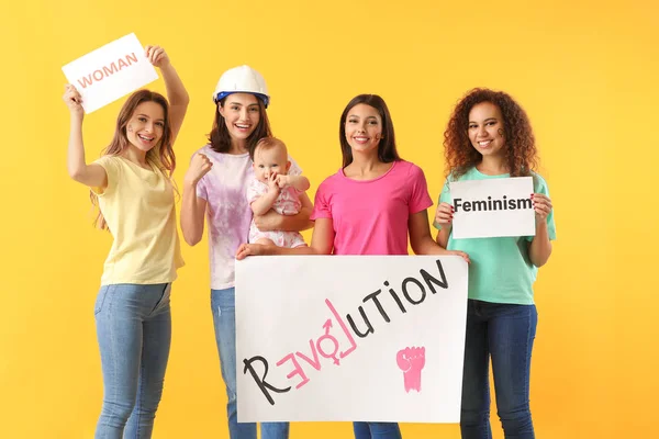 Unga kvinnor med affisch på färg bakgrund. Begreppet feminism — Stockfoto