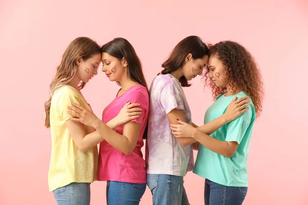 Unga kvinnor på färg bakgrund. Begreppet feminism — Stockfoto