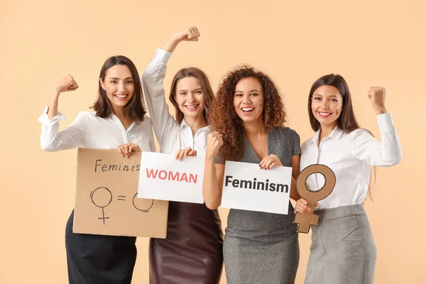 Молоді жінки на кольоровому фоні. Концепція фемінізму — стокове фото