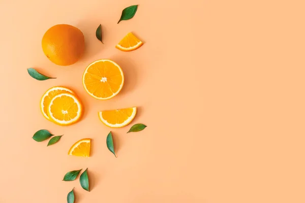 Oranges douces sur fond de couleur — Photo