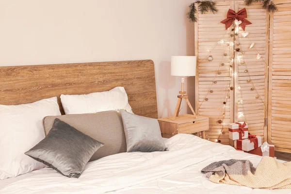 Interiör i sovrum med kreativ julgran — Stockfoto
