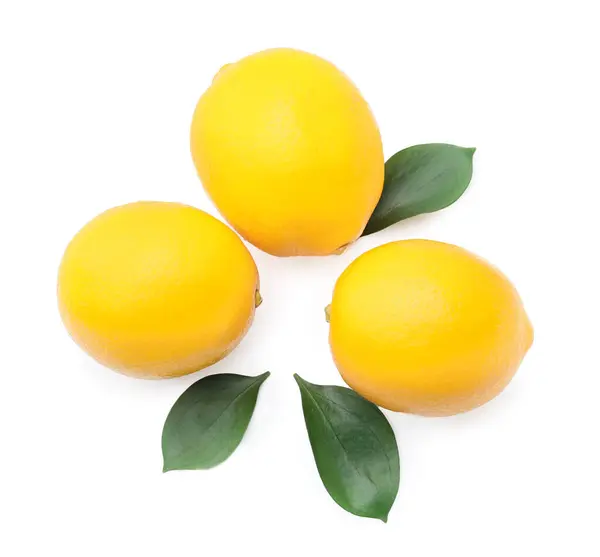 Beyaz arka planda olgun limonlar — Stok fotoğraf