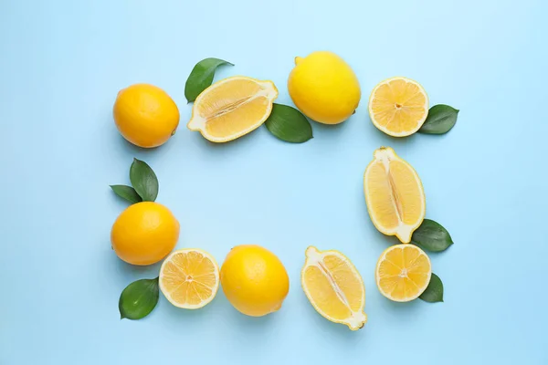 Marco hecho de limones maduros sobre fondo de color —  Fotos de Stock