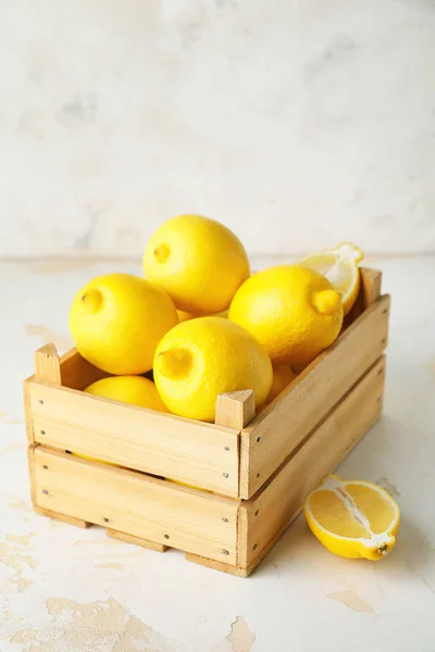 Boîte avec des citrons frais mûrs sur la table — Photo