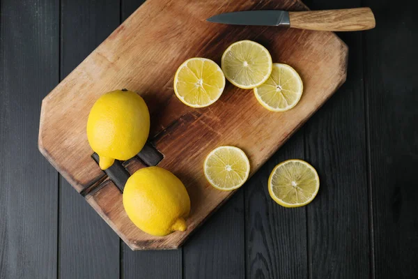 Limones frescos maduros sobre mesa oscura —  Fotos de Stock
