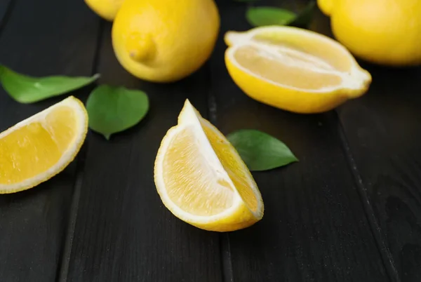 Citrons frais mûrs sur table noire — Photo