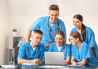 Tıp fakültesinde bir grup öğrenci