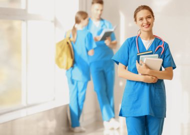 Klinikteki kadın tıp öğrencisi.