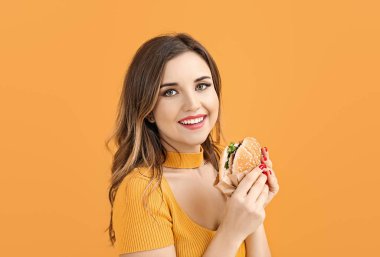 Renkli burgerli güzel bir genç kadının portresi.