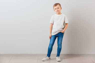 Hafif duvara yakın Sevimli küçük çocuk