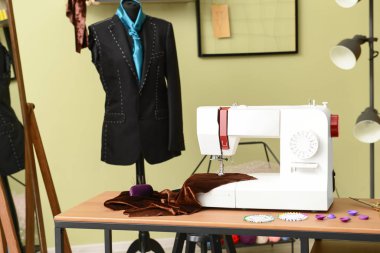 Terzi işyerine sahip modern atölyenin iç mimarisi.