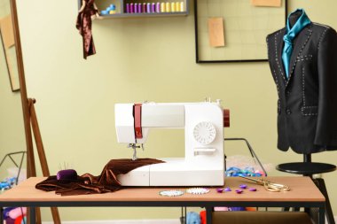 Terzi işyerine sahip modern atölyenin iç mimarisi.