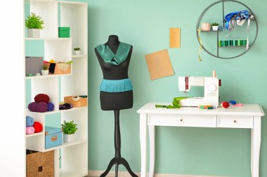 Terzi işyerine sahip modern atölyenin iç mimarisi.