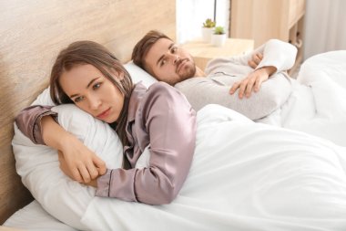 Yatak odasında kavga üstüne kavga.