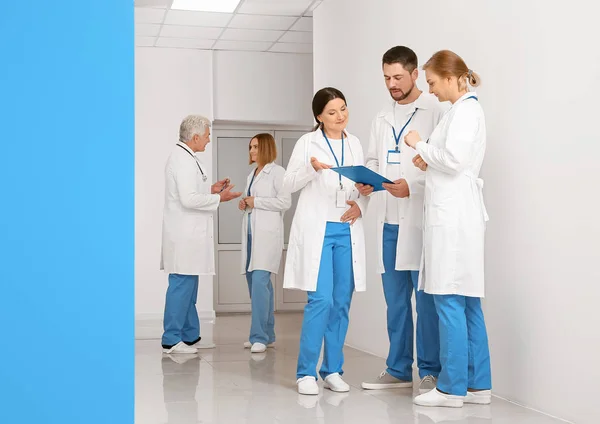 Doctors discussing something in hall of clinic — Stock Photo, Image