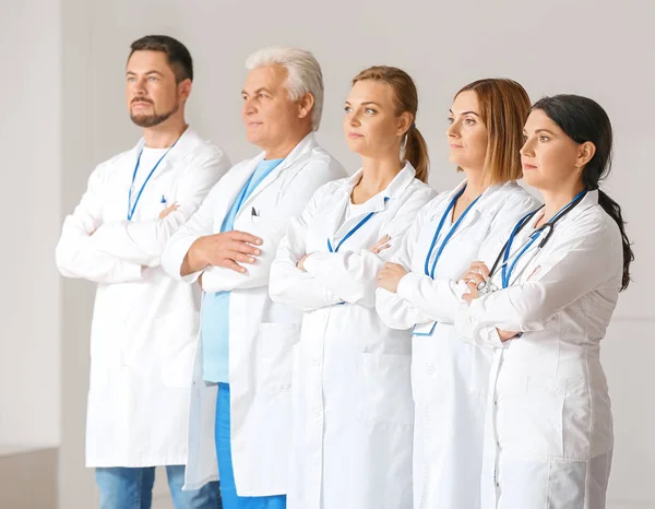Команда професійних лікарів у клініці — стокове фото
