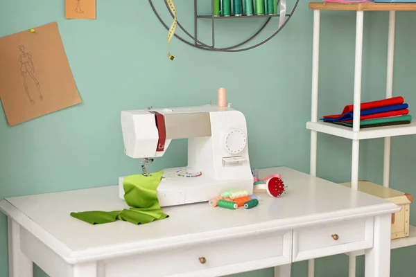 Tailor's workplace in modern atelier — Stock Photo, Image