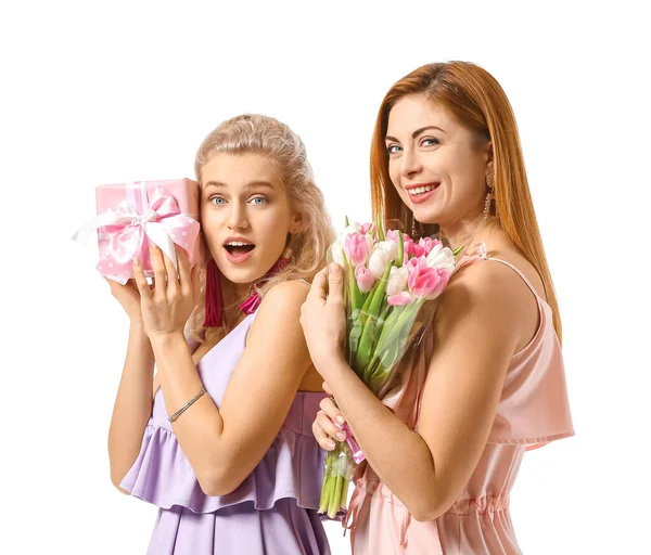 Hermosas mujeres jóvenes con regalos sobre fondo blanco. Celebración del Día Internacional de la Mujer —  Fotos de Stock