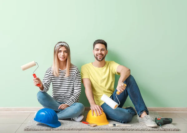 Happy young couple resting during repair in their new house — Stock Photo, Image