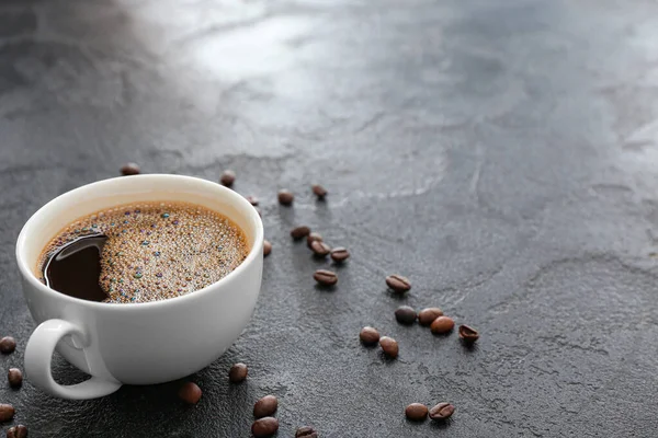 Taza de café caliente sobre fondo gris —  Fotos de Stock