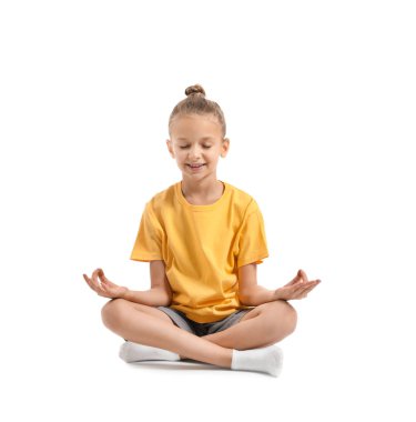 Küçük kızı pratik Yoga beyaz arka plan üzerinde