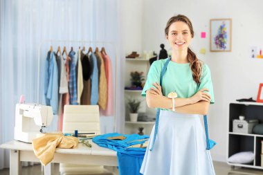 Atölyedeki güzel bayan tasarımcı