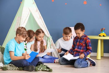 Sevimli küçük çocuklar kapalı kitap okuma