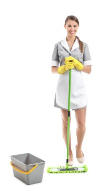 Beyaz arka planda güzel oda hizmetçisinin portresi