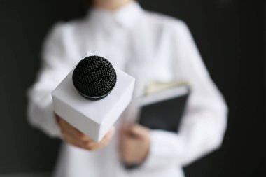 Mikrofonlu kadın gazeteci, yakın plan.